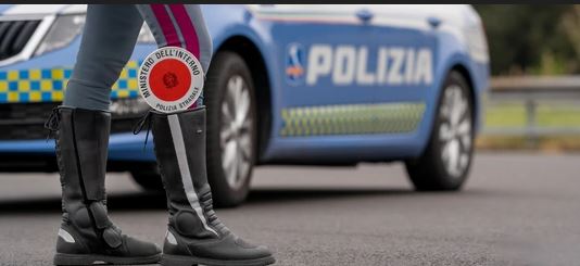 Contromano sulla A26: Tesla fermata di notte allo svincolo di Baveno dalla Polizia Stradale