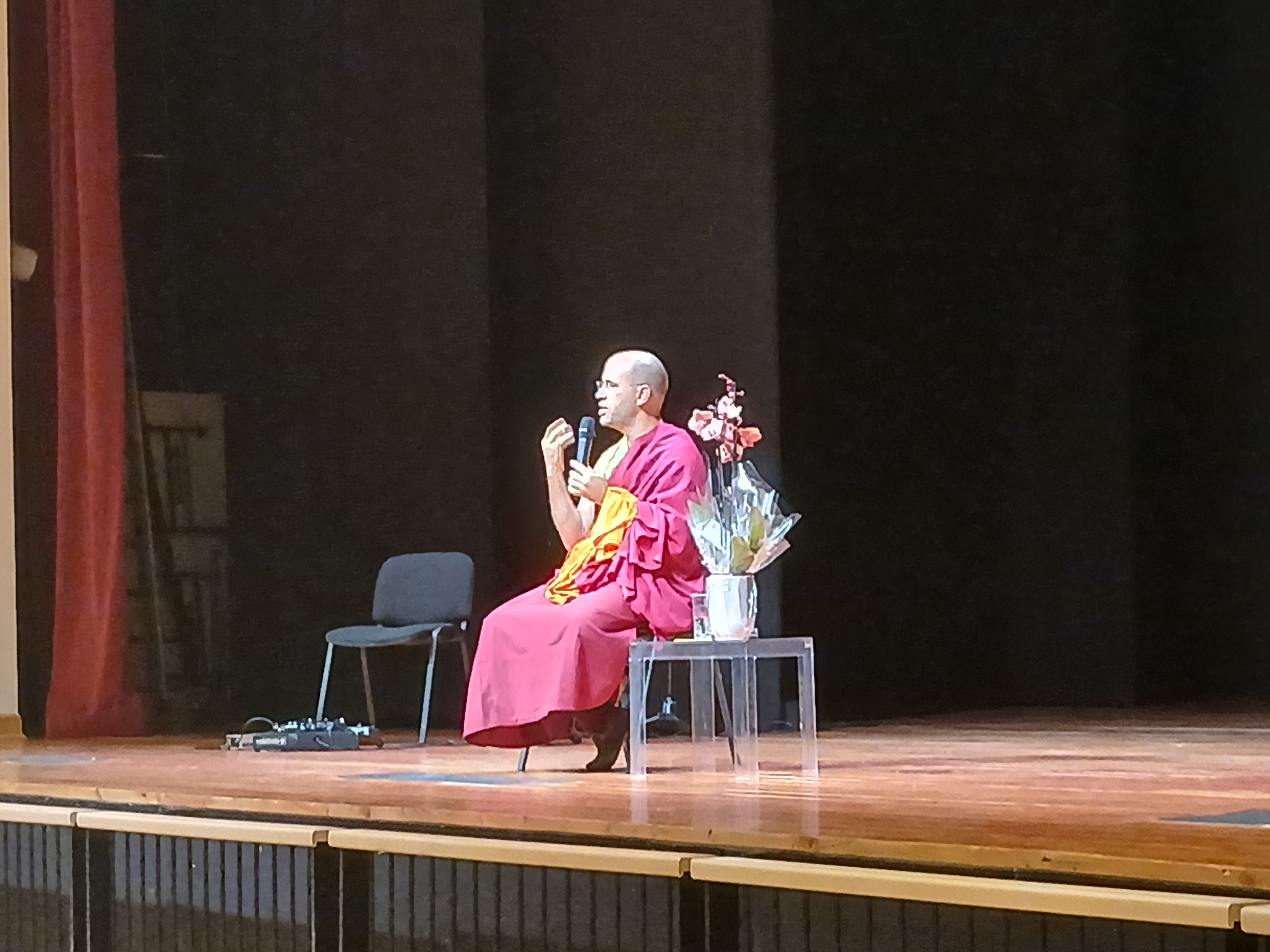 Lama Michel Rinpoche ha presentato a Verbania il suo nuovo libro "Ci vuole coraggio per amare"