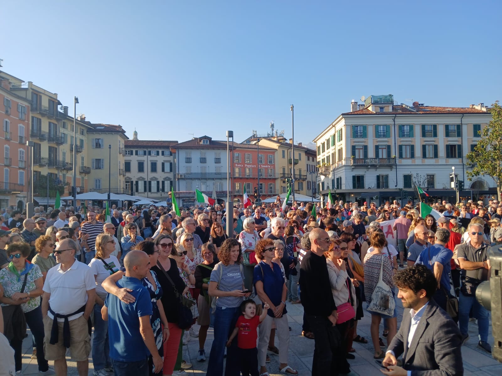 In 1200 al corteo per dire no all'intitolazione del lungolago di Intra a Sergio Ramelli