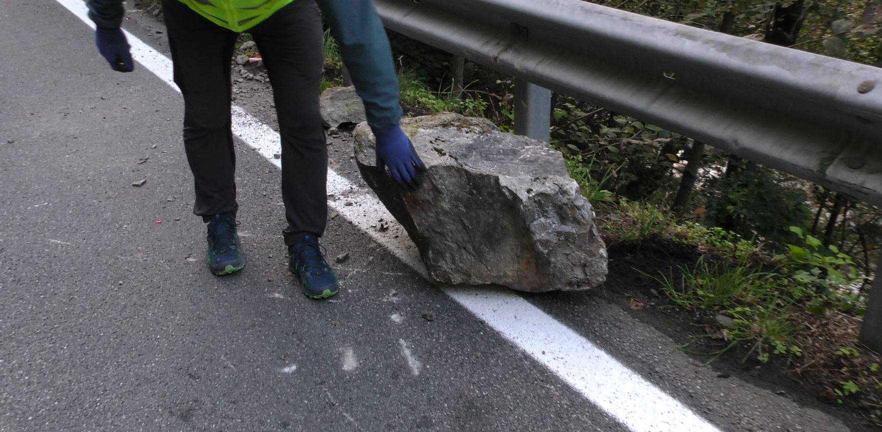 Dovrebbe riaprire domani intorno a mezzogiorno a senso unico alternato la strada provinciale della Vallestrona