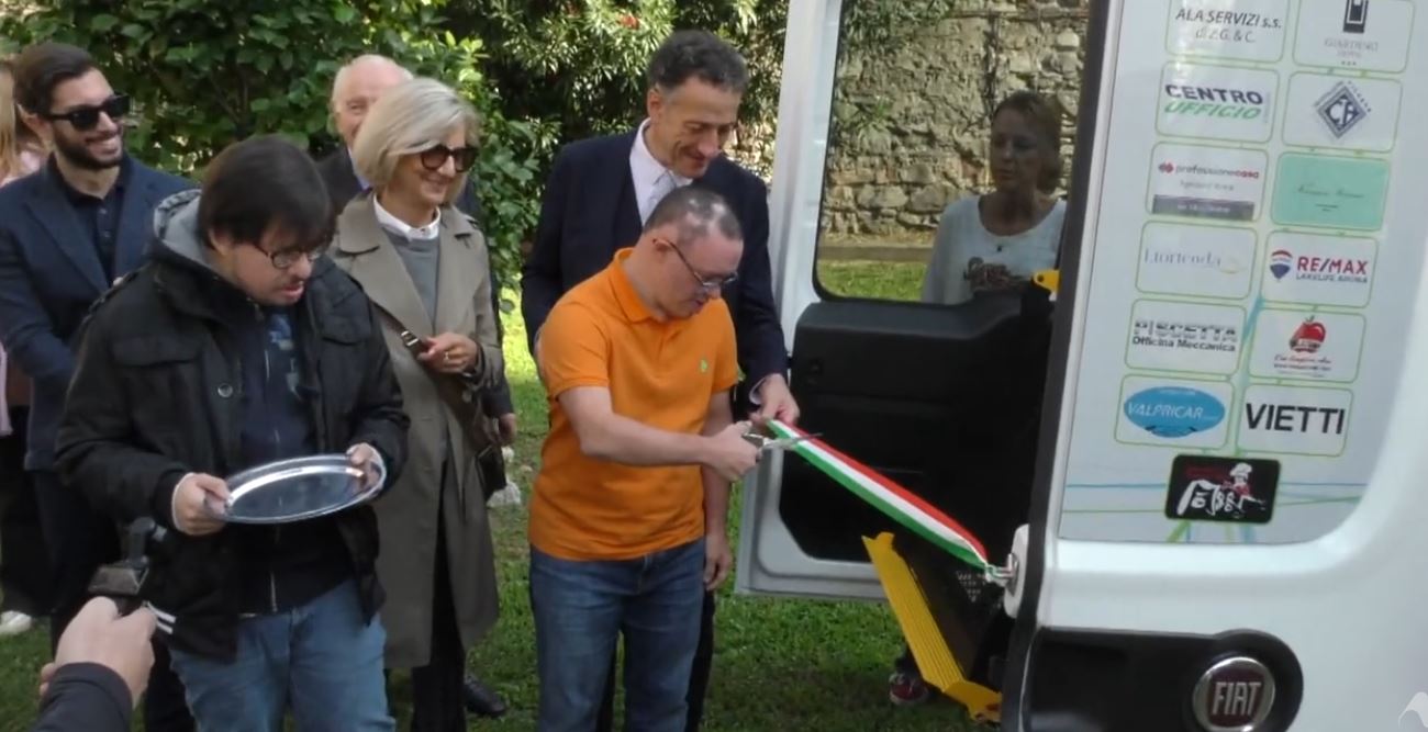 Un nuovo automezzo per i Servizi Sociali del comune di Arona grazie a una quarantina di sponsor