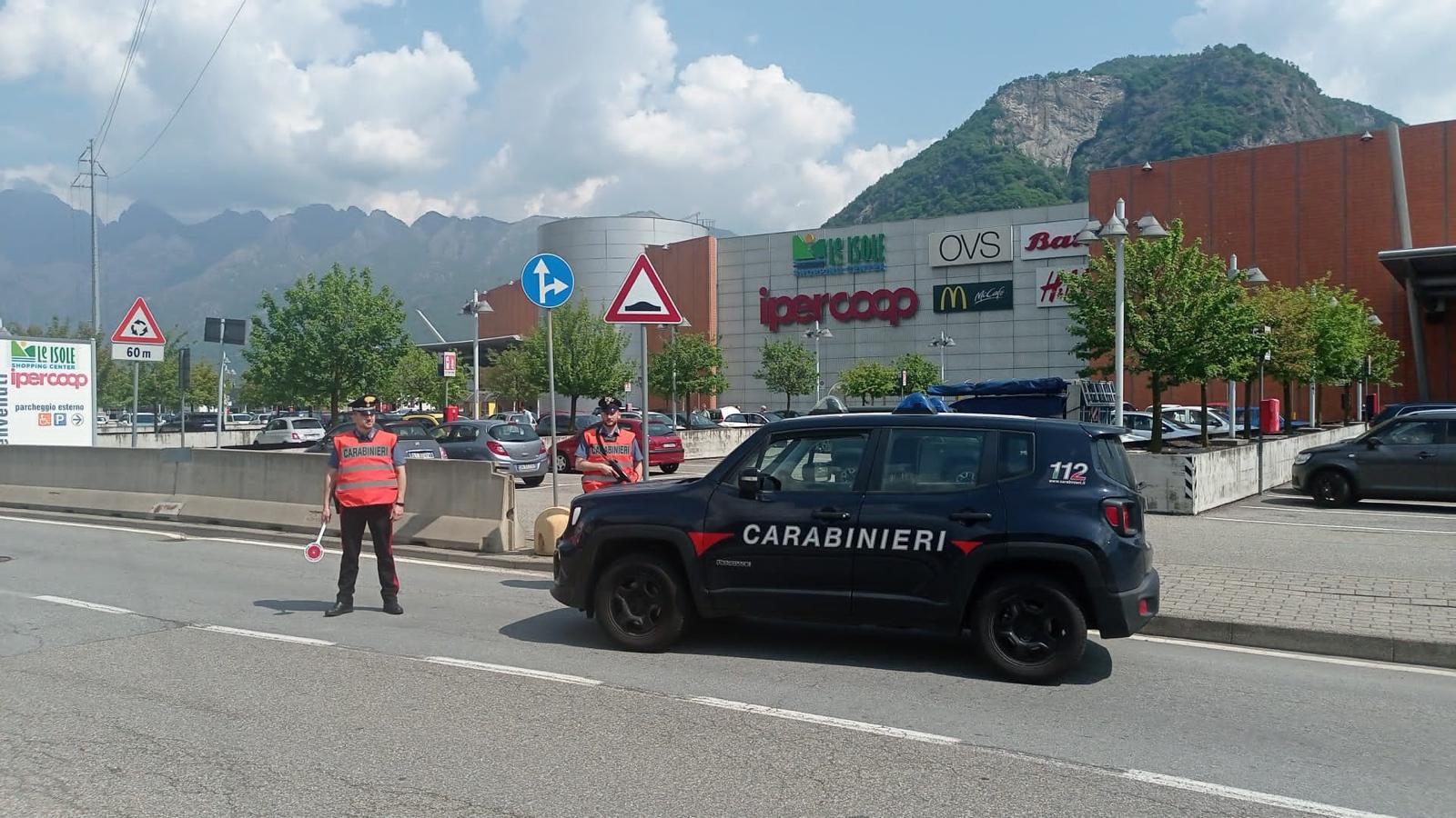Aggredisce la compagna. La donna si salva scappando dal balcone