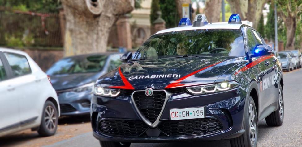 Aggredisce la moglie e la sequestra in casa. Lei riesce a fuggire e nascondersi al cimitero