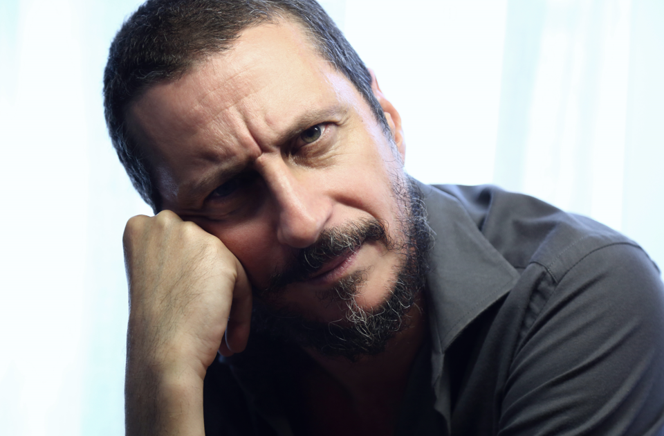 Domani al Maggiore Luca Bizzarri porta in scena "Non hanno un dubbio"