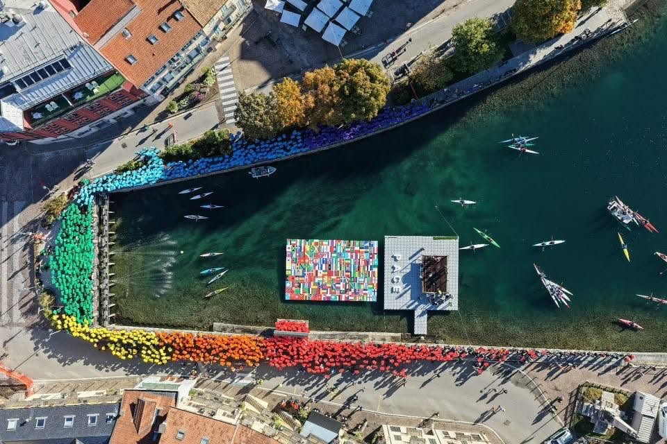 La bandiera umana della pace a Omegna, c'erano quasi 2500 persone