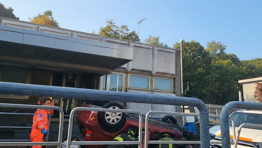 Auto cappottata al casello di Arona della A26