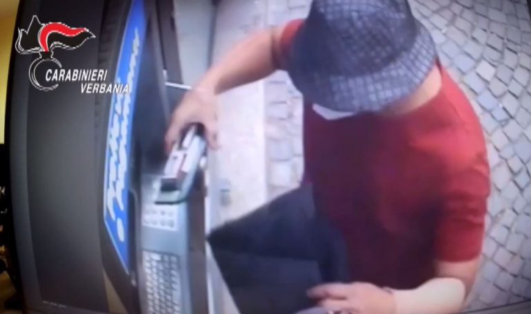 Bloccavano i bancomat per poter rubare i soldi. Due uomini arrestati dai Carabinieri