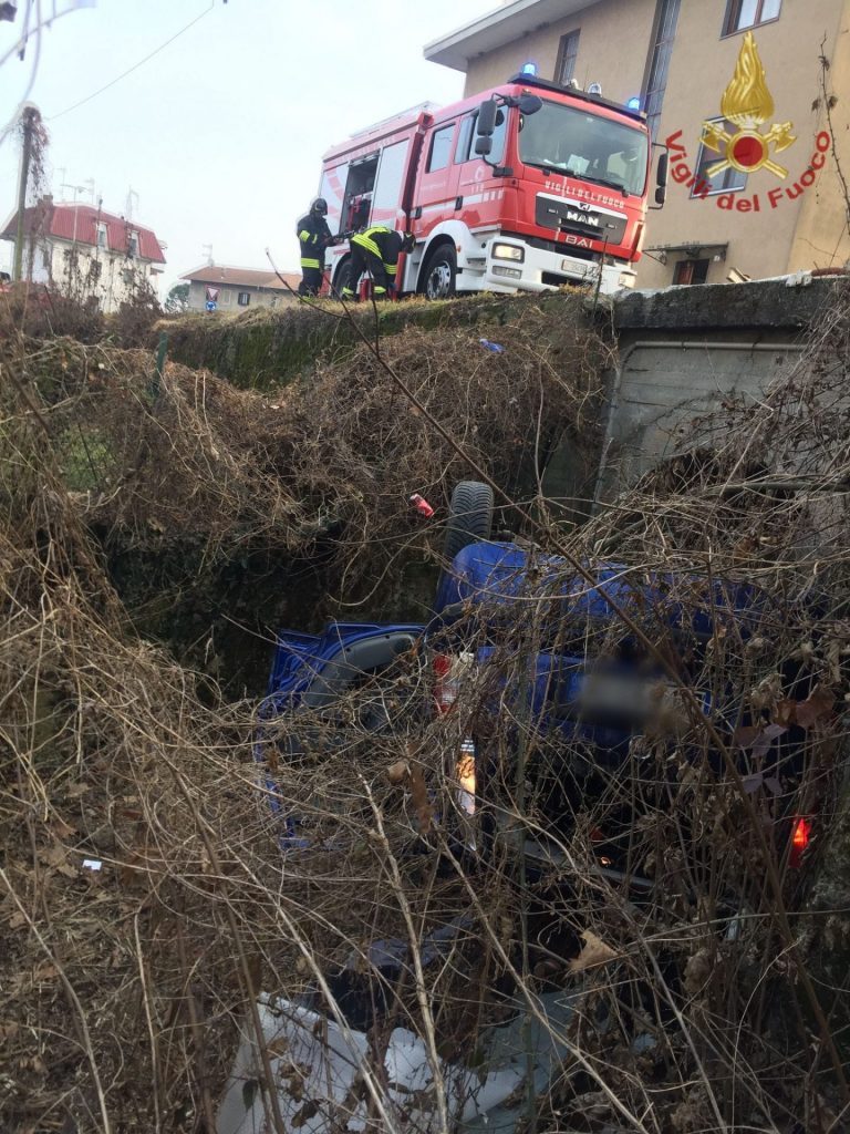 Incidente a Borgomanero, auto finisce nel canale in via Montale