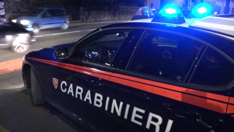 Pugni e morsi alla madre che lo rimprovera perché è ubriaco, ventunenne arrestato a Stresa dai Carabinieri