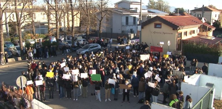 Arona : studenti manifestano contro degrado strutturale della scuola