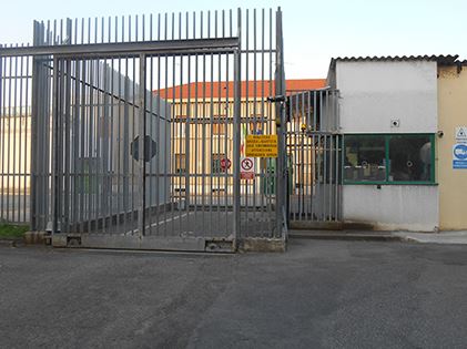 Detenuto nel carcere di Novara lancia candeggina contro agente