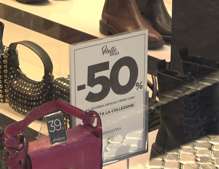Domani iniziano i saldi dopo uno shopping natalizio sottotono