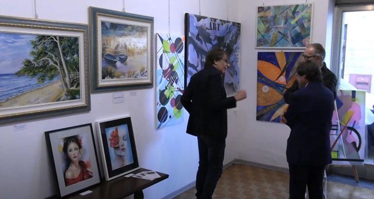Mostra d’arte collettiva e concorso  presso La Fenice ad Arona tra arte contemporanea e motori