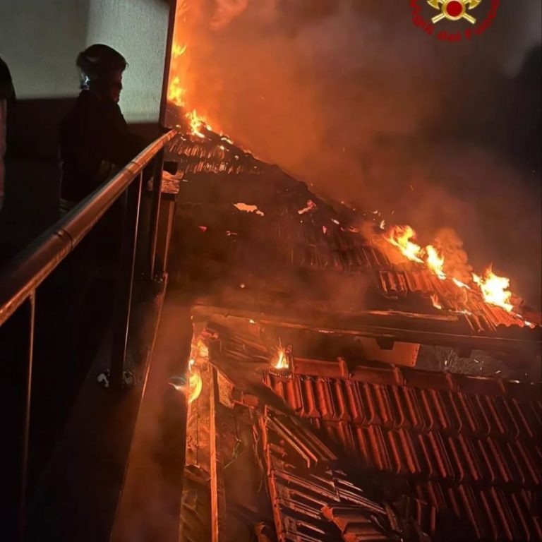 Incendio di un tetto nella notte a Verbania, casa inagibile