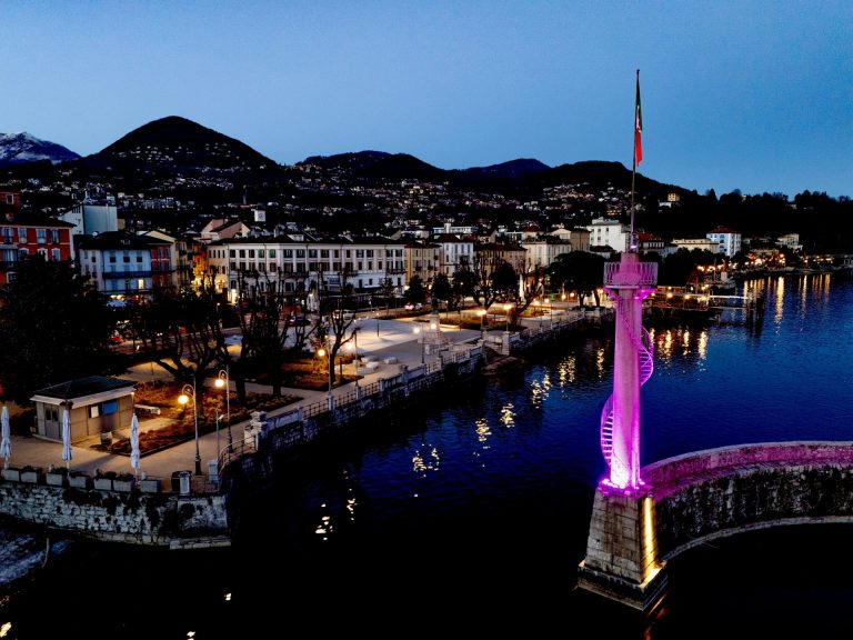 Cento giorni al Giro, la ‘Colonna del Porto’ di Intra si colora di rosa