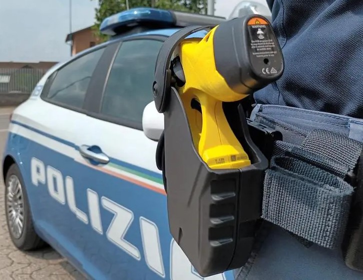 Aggredisce clienti di un bar e poliziotti, per bloccarlo è servito il taser
